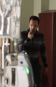 Versucht, einen Mordfall in einem Krankenhaus aufzudecken: Sherlock Holmes (Jonny Lee Miller) ... Versucht, einen Mordfall in einem Krankenhaus aufzudecken: Sherlock Holmes (Jonny Lee Miller) ...