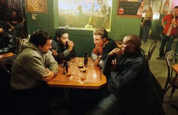 Fassungslos stehen sich die Adoptivbr&uuml;der (v.l.n.r.: Mark Wahlberg, Andre Benjamin, Garrett Hedlund, Tyrese Gibson) erstmals nach Jahren der Trennung im Haus ihrer geliebten Mom gegen&uuml;ber. Doch die alte Dame ist tot - erschossen in einem Laden, der gerade &uuml;berfallen wurde ...