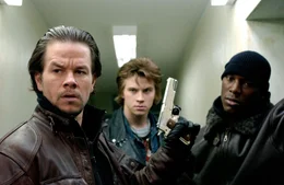 Mit gezogenen Waffen machen sich Bobby (Mark Wahlberg, l.), Jack (Garrett Hedlund, M.) und Angel (Tyrese Gibson, r.) auf die Suche nach den M&ouml;rdern ihrer Mom, als sie erfahren, dass deren Tod alles andere als ein ungl&uuml;cklicher Zufall gewesen ist ...