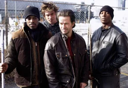 Vier Adoptivbr&uuml;der (v.l.n.r.: Andre Benjamin, Garrett Hedlund, Mark Wahlberg, Tyrese Gibson) kommen nach Jahren nach Hause zur&uuml;ck, um ihre Mutter zu begraben - und deren M&ouml;rder ...