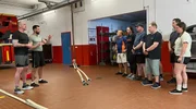 Mit Doc Esser (l) und Sportcoach Marwin Isenberg (2.v.l.) wird es sportlich f&uuml;r dieses Team der Freiwilligen Feuerwehr aus Radevormwald.