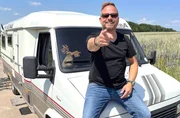Friso Richter und sein Wohnmobil Pamela. Friso Richter und sein Wohnmobil Pamela.