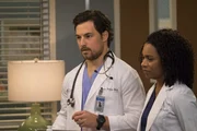 Ihre Patientin hat panische Angst vor ihrer lebenswichtigen Operation. Können Dr. Pierce (Kelly McCreary, r.) und Dr. DeLuca (Giacomo Gianniotti, l.) ihre Patientin noch überzeugen? Ihre Patientin hat panische Angst vor ihrer lebenswichtigen Operation. Können Dr. Pierce (Kelly McCreary, r.) und Dr. DeLuca (Giacomo Gianniotti, l.) ihre Patientin noch überzeugen?