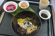Bibimbap mit seinen sorgsam nach Farbe und Konsistenz zusammengestellten Zutaten symbolisiert für die Südkoreaner die vier Jahreszeiten. Bibimbap mit seinen sorgsam nach Farbe und Konsistenz zusammengestellten Zutaten symbolisiert für die Südkoreaner die vier Jahreszeiten.