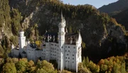 Das Schloss Neuschwanstein, das K&ouml;nig Ludwig II. von Bayern einst als privaten R&uuml;ckzugsort erbauen lie&szlig;, ist heute Top-Besuchsziel f&uuml;r Tourist:innen aus aller Welt und Vorbild f&uuml;r Hollywood-M&auml;rchenfilme oder Casinos in Las Vegas.