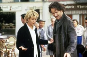 Luc (Kevin Kline, r.) versucht, Kate (Meg Ryan, l.) &uuml;ber die Untreue ihres Verlobten hinweg zu tr&ouml;sten ...