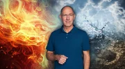In vier Sommer-Folgen begibt sich Quarks auf die Spuren der Urkr&auml;fte der Natur, ohne die das Leben, so wie wir es kennen, nicht m&ouml;glich w&auml;re: Feuer, Wasser, Luft und Erde. Quarks zeigt, wie Menschen der Hitze des Feuers trotzen, testet, ob das Wasser aus Trinkflaschen wirklich unbelastet ist, fragt, warum im Sommer gef&auml;hrliche Tornados entstehen und warum die Erde manchmal unter uns nachgibt.