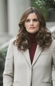 Als Beckett (Stana Katic) an einem Tatort eintrifft, ist Castle bereits vor Ort; die erfolgreiche Designerin Vicky Westlake, deren Ehemann Damian ein alter Freund von Castle ist, wurde offenbar ermordet.