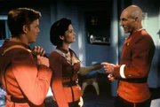 Capt. Jean-Luc Picard (Patrick Stewart, re.)