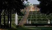 In Potsdam ist Schloss Sanssouci mit wundervollen Parkanlagen ein Muss, geplant von Friedrich II.