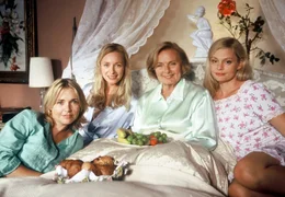 We are Family: Hilde (Ruth Maria Kubitschek, Mitte) und ihre T&ouml;chter Regina (Marita Marschall, 2.v.li.), Susanne (Susanna Simon, re.) und Anja (Tina Ruland, li.).