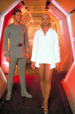 Commander Willard Decker (Stephen Collins) und Lieutenant Ilia (Persis Khambatta) geh&ouml;ren ebenfalls zur Besatzung der Enterprise.