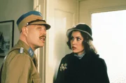 Als der Hauswart Herr Uhl (Peter Pius Irl) Sara (Gisela Freudenberg) auf die Hausbeflaggung, die bei den jungen Soleders noch fehlt, anspricht, gerät sie in Bedrängnis. Als der Hauswart Herr Uhl (Peter Pius Irl) Sara (Gisela Freudenberg) auf die Hausbeflaggung, die bei den jungen Soleders noch fehlt, anspricht, gerät sie in Bedrängnis.