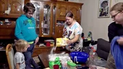 Die 42-j&auml;hrige Sandra und ihre drei j&uuml;ngsten Kinder bei der Weihnachtsb&auml;ckerei im Wohnzimmer.