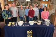 Backe, backe Br&ouml;tchen: gemeinsam mit Ern&auml;hrungswissenschaftlerin Dr. Jon Chim Bai-Habelski (l) zeigt doch Doc Esser (2.v.l.) der Big Band aus Bergisch Gladbach, wie sie ihr Brot selbst und damit ges&uuml;nder backen k&ouml;nnen.