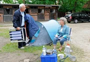 Inges (Peggy Lukac, r.) Idee, Udo (Klaus Mikoleit, l.) den Eichenhof mit einer Campingnacht dort schmackhaft zu machen, geht erst mal nach hinten los.