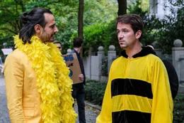 David (Valentin Schreyer, l.) m&ouml;chte sesshaft werden, heiraten und mit Sebastian (Marc Benjamin, r.) eine Familie gr&uuml;nden, inklusive Kind - aber braucht Sebastian das zu seinem Gl&uuml;ck?