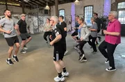 Fitness rauf, Gewicht runter: gemeinsam mit Sportwissenschaftler Marwin Isenberg (l) hat Doc Esser (2.v.l.) ein Trainingsprogramm f&uuml;r die Big Band aus Bergisch Gladbach entwickelt.
