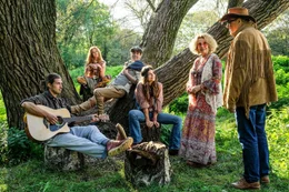 Kurt (Michael Brandner, r.) ist die Hippie-Gruppe im Park um den Freigeist Phillip (Oscar Ortega S&agrave;nchez, 3.v.l.) und seine Freundin Marie (Lilian Mazbouh, 3.v.r.) etwas suspekt, doch seine Frau Luise (Michaela May, 2.v.r.) st&uuml;rzt sich freudig in die neue Bekanntschaft und in das alte Lebensgef&uuml;hl von Freiheit und Spontanit&auml;t.