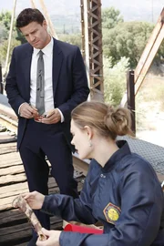 Booth (David Boreanaz) und Brennan (Emily Deschanel) untersuchen die Leichenteile, die über Kilometer verstreut auf einer Bahnstraße gefunden wurden. Booth (David Boreanaz) und Brennan (Emily Deschanel) untersuchen die Leichenteile, die über Kilometer verstreut auf einer Bahnstraße gefunden wurden.