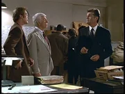 Steve (Barry Van Dyke, l.) und Mark (Dick Van Dyke, 2.v.l.) verh&ouml;ren Harry (Fred Willard), den Leiter der Poststelle im Fernsehsender.