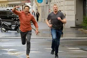 Bezirksinspektor Klaus Lechner (Andreas Kiendl, l.) und Major Max Herzog (Martin Gruber, r.) rennen zum Auto von Songül Yilmaz, um zu verhindern, das sie einem Bombenanschlag erliegt. Bezirksinspektor Klaus Lechner (Andreas Kiendl, l.) und Major Max Herzog (Martin Gruber, r.) rennen zum Auto von Songül Yilmaz, um zu verhindern, das sie einem Bombenanschlag erliegt.
