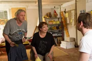 Die Beziehung zwischen Hans (Arved Birnbaum, l.) und Helga Pauli (Manon Straché, M.) ist alles andere als einfach. Bertram Fuchs (Till Wonka, r.) versucht, ihnen mit der Gruppe zu helfen. Die Beziehung zwischen Hans (Arved Birnbaum, l.) und Helga Pauli (Manon Straché, M.) ist alles andere als einfach. Bertram Fuchs (Till Wonka, r.) versucht, ihnen mit der Gruppe zu helfen.
