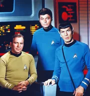 Admiral James T. Kirk (William Shatner, l.), Dr. Leonard McCoy (DeForest Kelley, M.) und Commander Spock (Leonard Nimoy, r.) lenken gemeinsam die Geschicke des Raumschiffs U.S.S. Enterprise.
