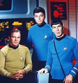 Admiral James T. Kirk (William Shatner, l.), Dr. Leonard McCoy (DeForest Kelley, M.) und Commander Spock (Leonard Nimoy, r.) lenken gemeinsam die Geschicke des Raumschiffs U.S.S. Enterprise.