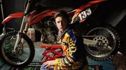 Simon (Oskar Lindquist) wird beim Motocross als Saboteur verdächtigt. Simon (Oskar Lindquist) wird beim Motocross als Saboteur verdächtigt.