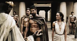 Als 15-J&auml;hriger wurde er aufgrund eines Rituals alleine in die Wildnis geschickt und musste dort gegen einen wilden Wolf k&auml;mpfen. 25 Jahre sp&auml;ter ist dieser Junge K&ouml;nig Leonidas (Gerard Butler, 2.v.l.) von Sparta, gl&uuml;cklich verheiratet mit Gorgo (Lena Heady, l.) und im Krieg mit dem persischen Gro&szlig;k&ouml;nig Xerxes und seiner riesigen Armee ...