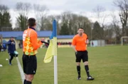 Schiedsrichterteam beim Derby in Z&ouml;rbig