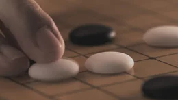 K&uuml;nstliche Intelligenz gegen menschliche Intelligenz: Meister des uralten Brettspiels Go unterliegt Google-Software AlphaGo.
