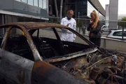 Gruppeninspektorin Penny Lanz (Lilian Klebow), stößt zu Spurensicherer Franz Wohlfahrt (Helmut Bohatsch), der Bichlers Auto nach der Explosion untersucht. Gruppeninspektorin Penny Lanz (Lilian Klebow), stößt zu Spurensicherer Franz Wohlfahrt (Helmut Bohatsch), der Bichlers Auto nach der Explosion untersucht.