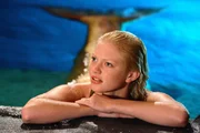 Rikki (Cariba Heine) wurde von Emma und Cleo zur Unterredung auf Mako Island bestellt.