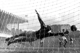 Bert Trautmann im Flug zur Abwehr eines Strafsto&szlig;es.
