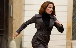 Nachdem sie eine Explosion ausgel&ouml;st hat, flieht Avery (Kate Beckinsale) aus einem Haus in Zagreb, wohin die Entf&uuml;hrer ihres Mannes sie gelockt hatten.