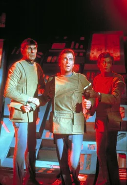 Commander Spock (Leonard Nimoy, l.), Admiral James T. Kirk (William Shatner, M.) und Dr. Leonard McCoy (DeForest Kelley, r.) haben das Innere der Energiewolke erreicht.