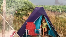 Rayna als Kind beim Zelten am schwarzen Meer