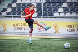 Unter der Woche trainieren die M&auml;dchen gemeinsam im Internat, am Wochenende spielen sie in ihrem Heimatverein - Yumnah Lohnherr beim FSV G&uuml;tersloh.