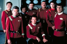 Die Crew der Enterprise: (hinten v.l.n.r.) Cmdr. Sulu (George Takei), Cmdr. McCoy (DeForest Kelley), Cmdr. Uhura (Nichelle Nichols), Cmdr. Chekov (Walter Koenig), Cmdr. "Scotty" Scott (James Doohan), Saavik (Kirstie Alley) und Adm. James T. Kirk (William Shatner, vorne M.)