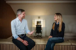 Influencerin Emily Austin unterst&uuml;tzt Donald Trump und ICE. Die Sportinfluencerin Emily Austin nutzt ihre Reichweite von Millionen Followern und postet auch zu politischen Themen. Hier im Gespr&auml;ch mit Ingo Zamperoni.