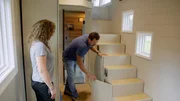 Die Kinder sind aus dem Haus und somit verkleinern sich Sonda und Rich. Da sie nicht auf den gewohnten Komfort verzichten möchten, soll das Mini-Haus vor allem eins werden: luxuriös. Rich ist Bauunternehmer und nimmt das Projekt selbst in die Hand. Ein schickes Bad und genug Stauraum sind essenziell für die beiden. Die Kinder sind aus dem Haus und somit verkleinern sich Sonda und Rich. Da sie nicht auf den gewohnten Komfort verzichten möchten, soll das Mini-Haus vor allem eins werden: luxuriös. Rich ist Bauunternehmer und nimmt das Projekt selbst in die Hand. Ein schickes Bad und genug Stauraum sind essenziell für die beiden.