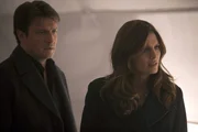 In einem Lagerraum finden Richard Castle (Nathan Fillion, l.) und Kate Beckett (Stana Katic, r.) Hinweise auf die Existenz einer Atombombe. Nachdem sie dort erhöhter Strahlung ausgesetzt waren, bringt man die beiden in einen Schutzraum ... In einem Lagerraum finden Richard Castle (Nathan Fillion, l.) und Kate Beckett (Stana Katic, r.) Hinweise auf die Existenz einer Atombombe. Nachdem sie dort erhöhter Strahlung ausgesetzt waren, bringt man die beiden in einen Schutzraum ...