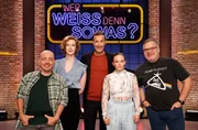 Moderator Kai Pflaume (M.) und seine Rateteam-Kapit&auml;ne Bernhard Ho&euml;cker (l.) und Elton (r.) begr&uuml;&szlig;en in dieser Sendung die Schauspielerin Luise Wolfram (2.v.l.) und die Schauspielerin Jasna Fritzi Bauer (2.v.r.).
