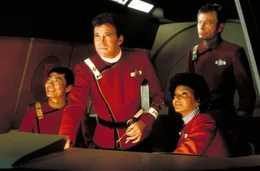 Die Inspektion der Enterprise ist vor&uuml;ber und Adm. James T. Kirk (William Shatner, 2.v.l.) und sein Team Cmdr. Sulu (George Takei, l.), Cmdr. Uhura (Nichelle Nichols, 2.v.r.) und Cmdr. McCoy (DeForest Kelley, r.) k&ouml;nnen endlich wieder an Bord &hellip;; Die Inspektion der Enterprise ist vor&uuml;ber und Adm. James T. Kirk (William Shatner, 2.v.l.) und sein Team Cmdr. Sulu (George Takei, l.), Cmdr. Uhura (Nichelle Nichols, 2.v.r.) und Cmdr. McCoy (DeForest Kelley, r.) k&ouml;nnen endlich wieder an Bord