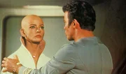 Navigationsoffizier Ilia (Persis Khambatta, l.) steht unter dem Einfluss einer fremden Macht. Ob Kirk (William Shatner, r.) helfen kann?