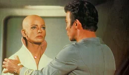 Navigationsoffizier Ilia (Persis Khambatta, l.) steht unter dem Einfluss einer fremden Macht. Ob Kirk (William Shatner, r.) helfen kann?