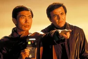 George Takei (Sulu), Walter Koenig (Pavel Chekov).