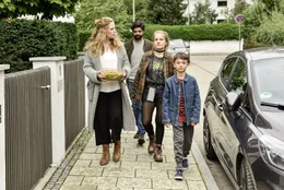Das sonnt&auml;gliche Mittagessen bei Annes (Diana Amft, l.) Eltern h&auml;lt Tochter Mascha (Luisa R&ouml;mer, 2.v.r.) sehr zum Unwesen ihres Vaters Nils (Maximilian Grill, M.) nicht davon ab, sowohl mit Lenny (Fabian Ziems, r.) als auch mit ihrer Mutter Streit anzufangen.